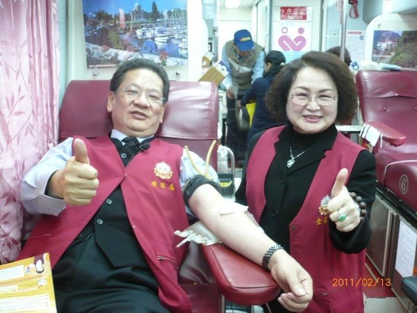 乾龍精舍負責人全笳卉（右）在廣播電臺開節目攻擊台北市永和里長。（翻攝台灣血液中心官網）