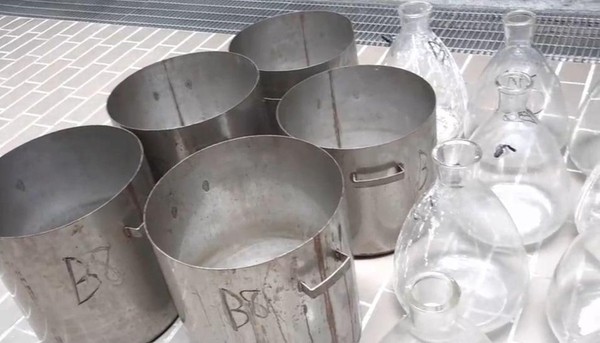 警方查扣製毒用的大鐵鍋10個，巨型燒杯17個。（翻攝畫面）