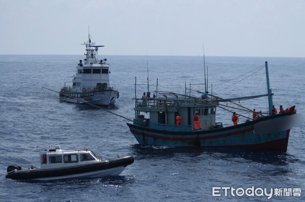 ▲海巡署艦隊分驅離出現在貓鼻頭海域的越南籍漁船            。（圖／記者陳崑福翻攝）