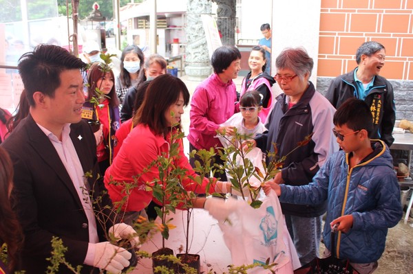 ▲台中市議員張家銨和立委陳柏惟贈送上千株樹苗。（圖／張家銨服務處提供）