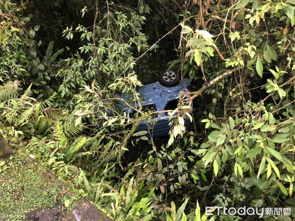 ▲▼宜蘭清水地熱，會車不慎墜邊坡，2女受困求救。（圖／記者莊智勝翻攝）