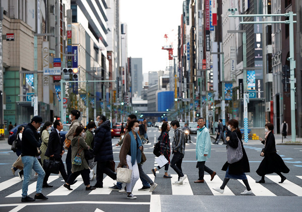 ▲▼東京都知事小池百合子呼籲民眾待在家後的第一個周末，街上還是可見人潮。（圖／路透）