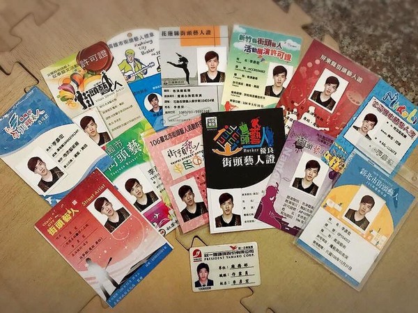 街頭藝人李彥宏僅花2年半的時間就考取全台19個縣市街頭證照，可說是全台第一人。（兔兔提供）