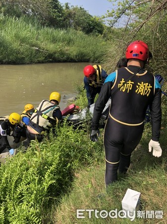 ▲台南市新營區東山路頂窩橋急水溪處，傳出有人疑似捕魚不慎溺水，台南市消防局出動大批消防人車下水搜救。（圖／記者林悅翻攝，下同）