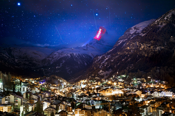 ▲瑞是燈光藝術師Gerry Hofstetter在馬特洪峰上替全球打氣。（圖／美聯社）