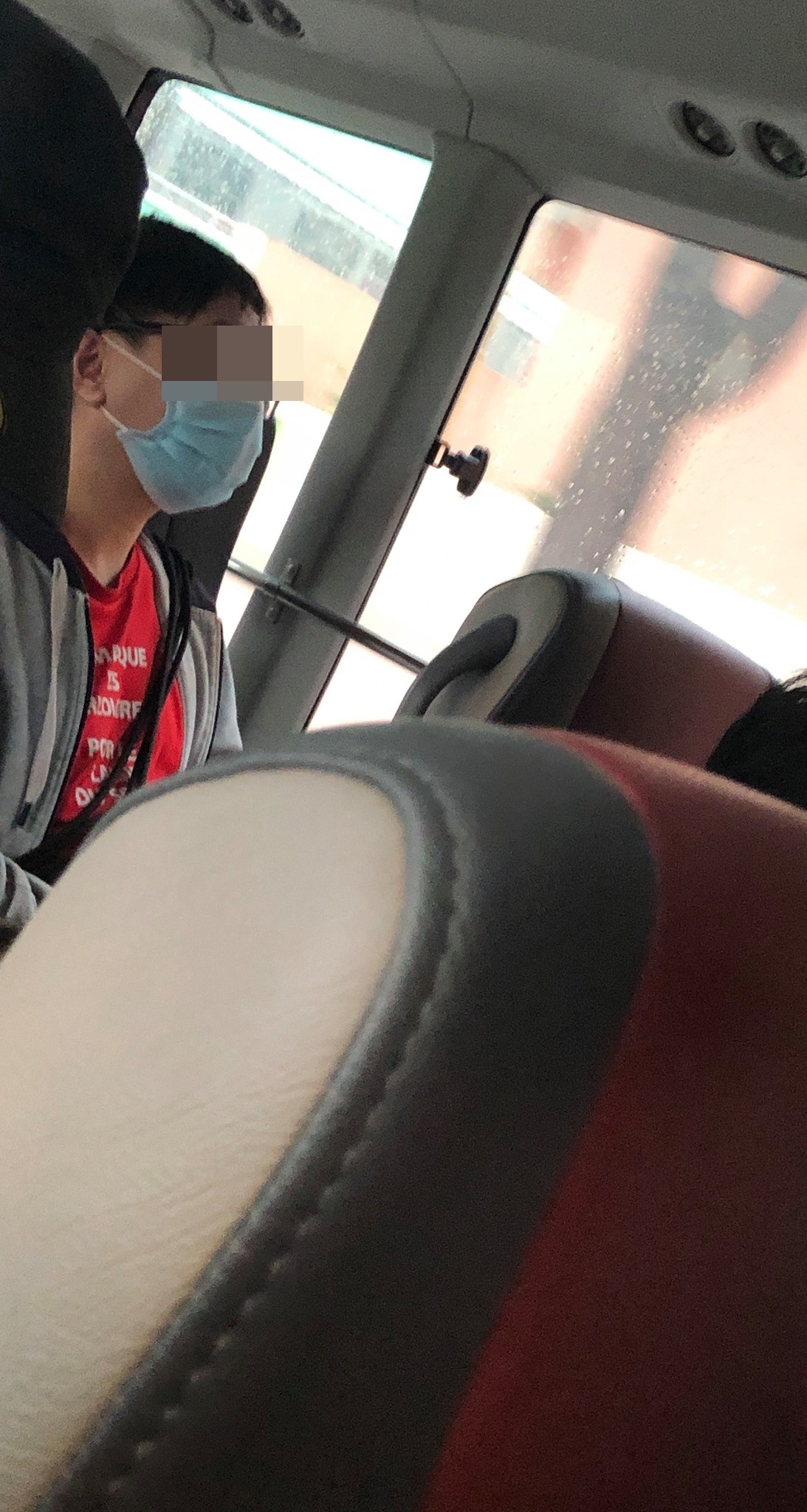▲香港一名男子被爆出打噴嚏不斷拉下口罩。（圖／翻攝自土瓜灣之友臉書）