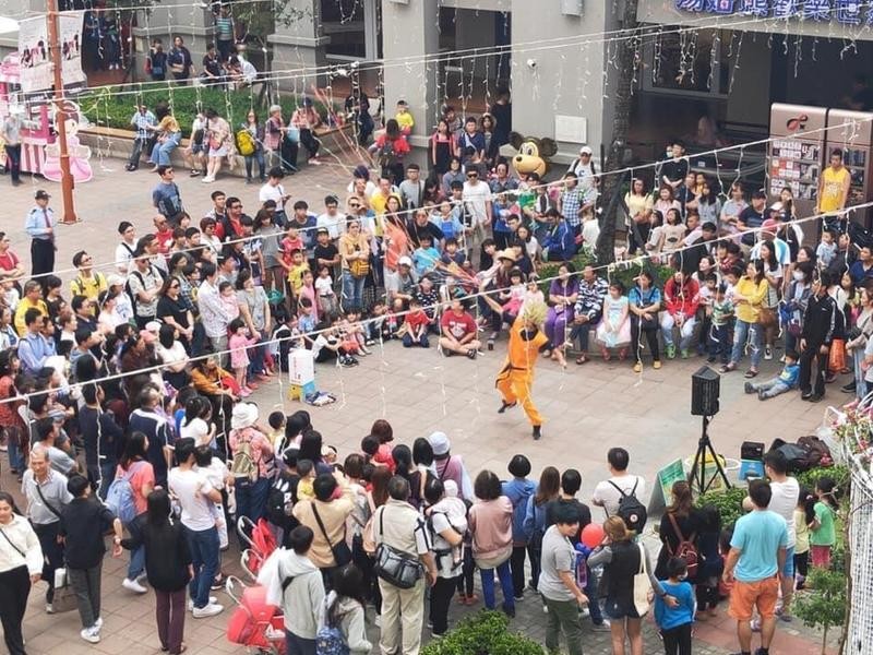 兔兔的街頭演出在南台灣闖出名號，曾獲得台南市文化局局長葉澤山賞識。（兔兔提供）