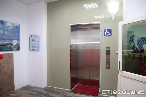 ▲▼台東新港區漁會大樓新設電梯啓用，縣長饒慶鈴出席揭幕典禮並試乘。（圖／台東縣政府提供，下同）
