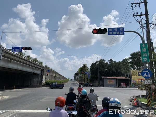 ▲高屏橋高雄往屏東引道右轉大溪路號誌變更三時相，警方籲請用路人注意             。（圖／記者陳崑福翻攝）