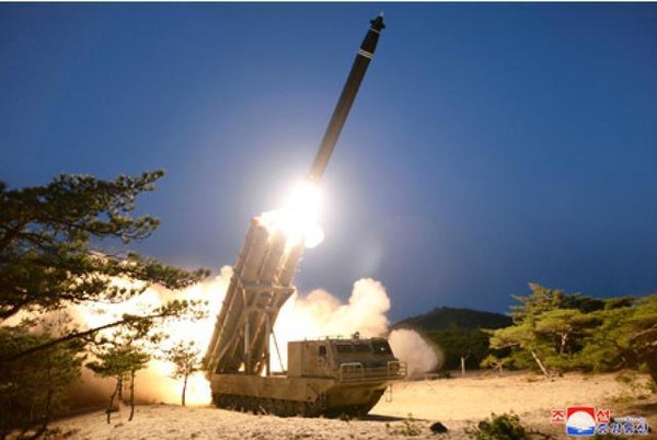 ▲北韓國防科學院證實29日出現的2枚「不明飛行物」為試射超大型火箭砲。（圖／翻攝朝中社）