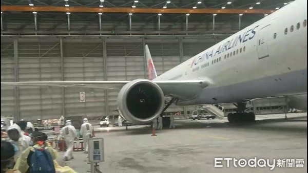 ▲▼滯留湖北台灣人搭3月30日類包機返台，抵達桃園機場接受檢疫。（圖／湖北台胞返鄉救援會提供）