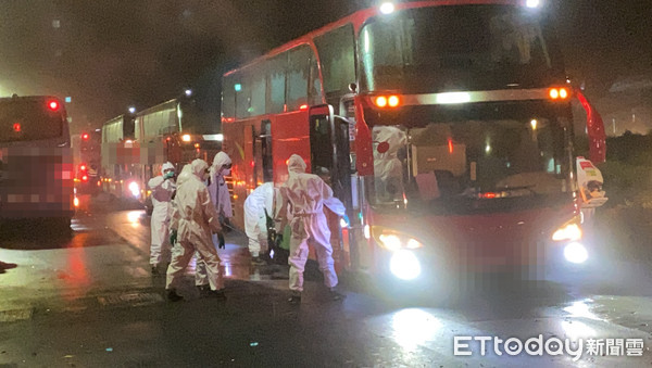 ▲▼第二架次的華航「類包機」晚間21點37分抵達桃園國際機場，214名湖北台人坐上遊覽車抵達陽明山隔離所。（圖／記者游宗樺攝）