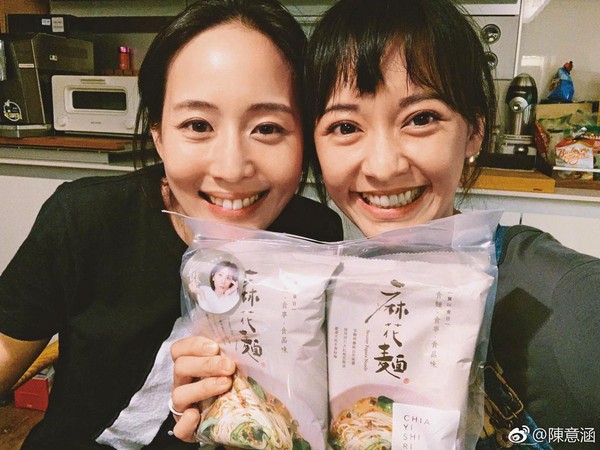 陳意涵（右）和張鈞甯最後一次在微博上的互動停留在2018年12月的時候，當時兩人稱讚好友賈靜雯自創的拌麵品牌。