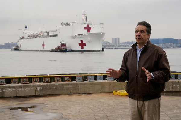 ▲紐約州州長古莫（Andrew Cuomo）在美國海軍醫療船安慰號（USNS Comfort）前談話。（圖／路透）