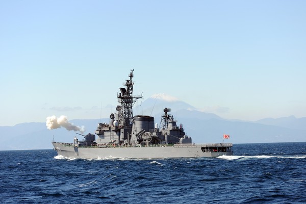 日5900噸護衛艦與中國漁船相撞 左舷側被撞出 1公尺大洞 Ettoday軍武新聞 Ettoday新聞雲