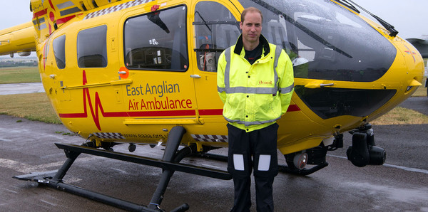 ▲▼威廉王子（Prince William）曾在東英格蘭空中急救隊（East Anglian Air Ambulance）駕駛救援直昇機。（圖／取自取自The Royal Family）