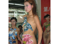 網路流傳的第8屆淄博國際陶瓷博覽會模特兒全裸彩繪表演露骨照片，再度成為媒體報導的題材。（圖／取自網路）