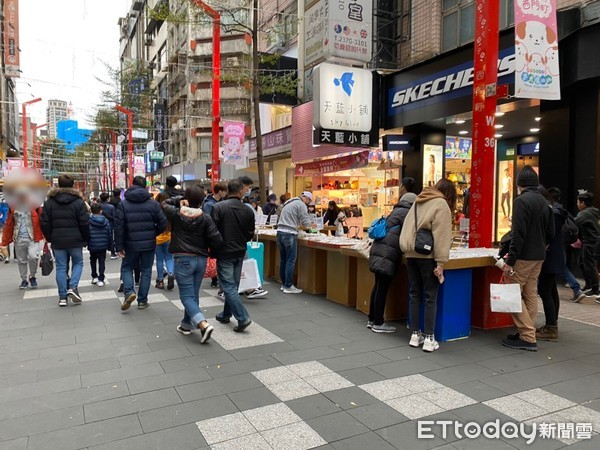 ▲▼ 男子違規擺攤，6年遭開罰107多萬元均未繳納，警方與行政執行署查扣1800件衣服。（圖／記者邱中岳翻攝）