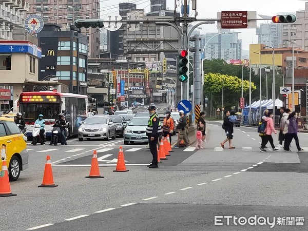 ▲▼新北警因應清明連假車潮，增加交通疏導警力調派。（圖／記者陳豐德翻攝）