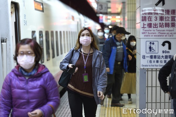 ▲▼4/1防疫新制上路，進入台鐵車站的旅客，一定要配戴口罩量測體溫，確認沒有發燒後才能進入車站搭車。（圖／記者湯興漢攝）