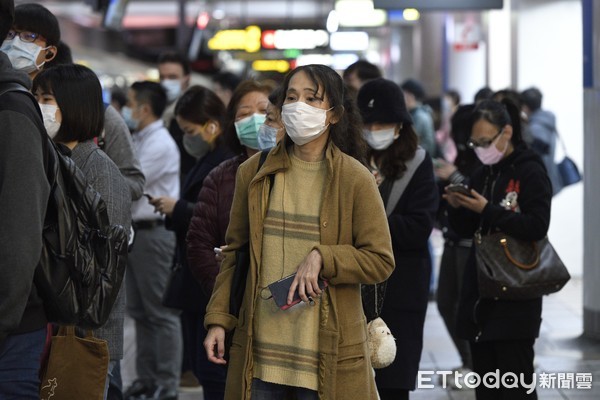 ▲▼4/1防疫新制上路，進入台北捷運車站的旅客，一定要配戴口罩量測體溫，確認沒有發燒後才能進入車站搭車。（圖／記者湯興漢攝）