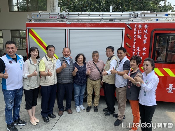 ▲黃海參先生代表已故父母捐贈消防局小型水箱車，台南市長黃偉哲親自接受並頒發感謝獎牌感謝善行義舉。（圖／記者林悅翻攝，下同）