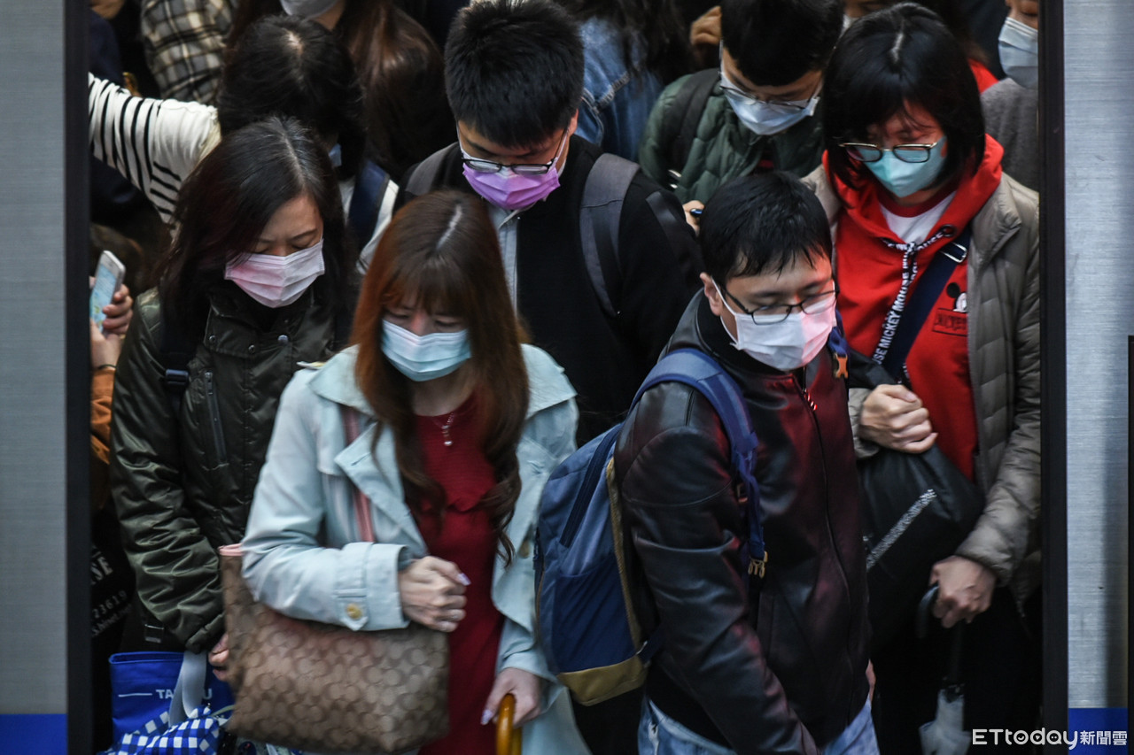 ▲新冠肺炎疫情升溫，搭乘捷運民眾戴口罩，但難拉出適當社交距離。（圖／記者林敬旻攝）