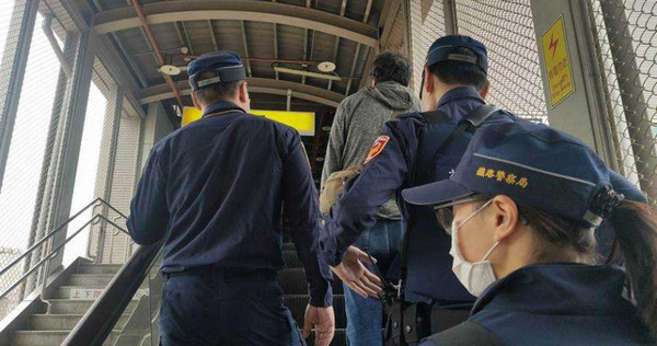 男子沒戴口罩硬闖桃園火車站，被大批鐵路警察「戒護」帶離。（圖／報系資料照，下同）