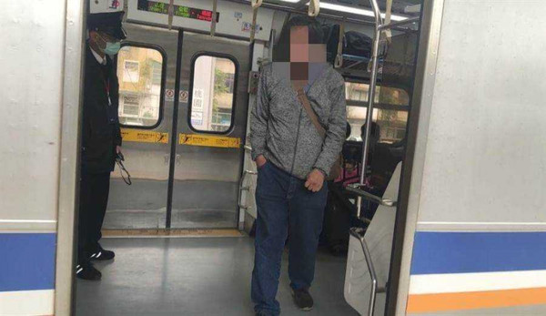 站務員追到列車上，才找到未戴口罩硬闖男子。