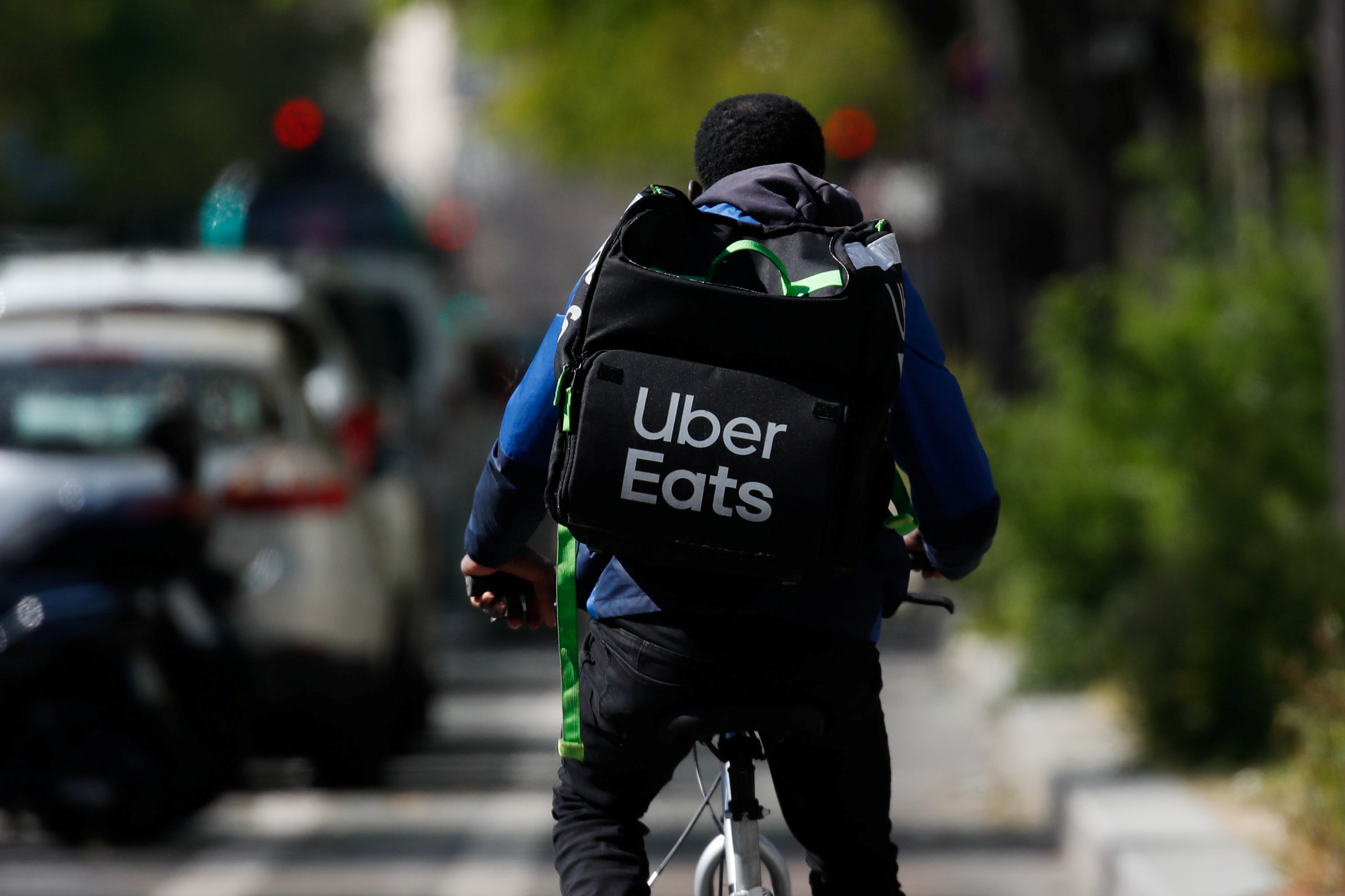 UberEats「餐放門口」直接消失！ 他對看外送員秒錯愕：加速跑了 