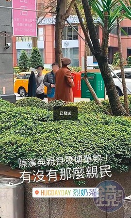 陳漢典（右）親自發傳單的行為，遭粉絲直擊po網，並大讚「親民」。（讀者提供）