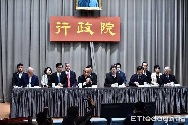 ▲行政院臨時院會後記者會，蘇貞昌院長等其他部會官員共14人在舞台上 。（圖／記者李毓康攝）