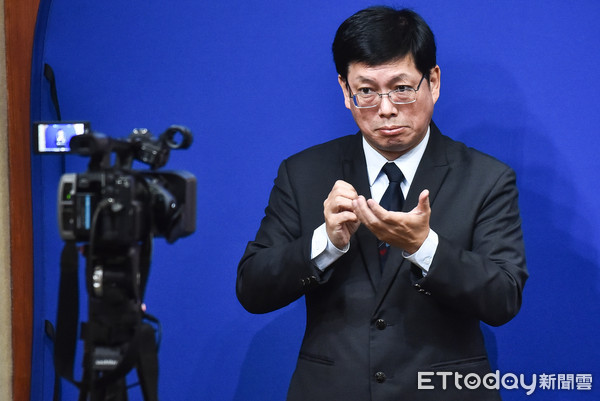 ▲▼中央疫情指揮中心全英文即時翻譯手語老師李振輝,手譯員。（圖／記者李毓康攝）