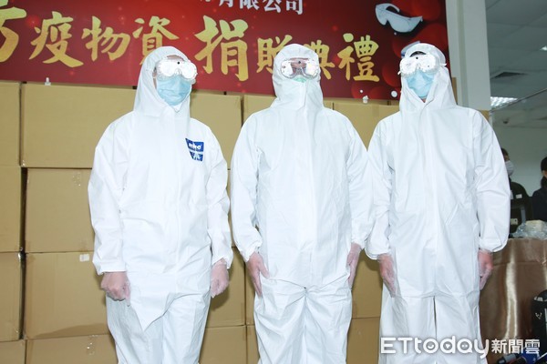 ▲新冠肺炎（COVID-19）疫情延燒，經濟部與台灣企業齊心趕工生產防護衣及隔離衣。（圖／記者周宸亘攝）