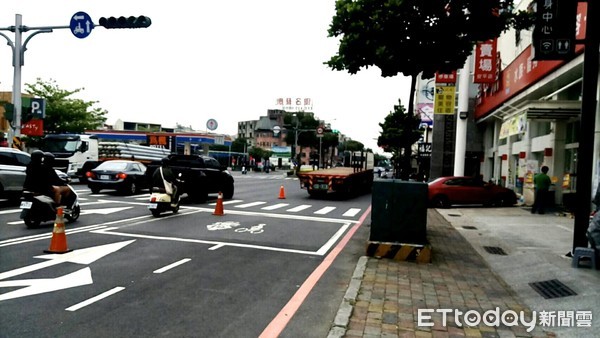 ▲台南市安平區中華西路2段發生聯結車與機車車禍事件，機車後座的32歲曾姓女子慘遭聯結車當場輾斃，全案由警方調查偵辦中。（圖／記者林悅翻攝，下同）