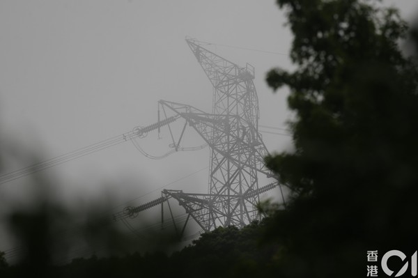 ▲香港解放軍直升機失事，大欖郊野公園一帶，發現有「電塔」頂部撞至屈曲，有電纜下墜。（圖／香港01授權提供，下同）