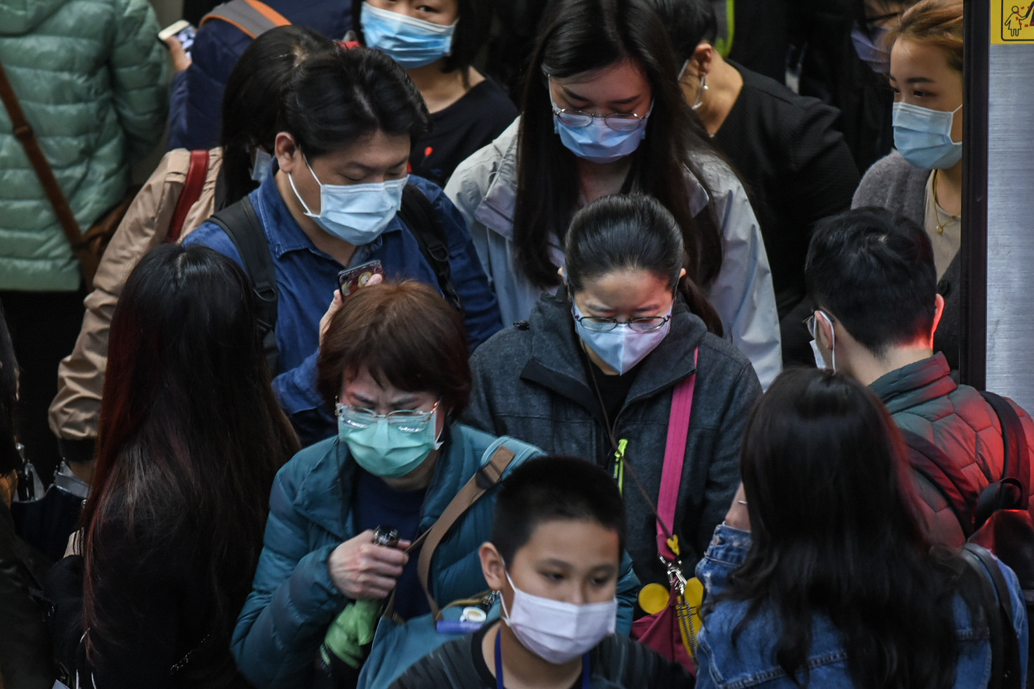 ▲新冠肺炎疫情升溫，台北捷運將強制民眾戴口罩，違者勸導開罰。（圖／記者林敬旻攝）