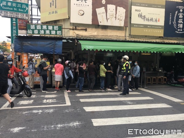 ▲台南中西區國華街60年的潤餅老店，在清明節前夕吸引大批人潮湧入購買潤餅，台南市警二分局針對周邊道路違規停車勸導取締及拖吊，維持交通順暢安全。（圖／記者林悅翻攝，下同）