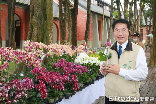 ▲台南市長黃偉哲特別前往山上花園水道博物館視察相關防疫作為，並親自簽名響應防疫實名制入場。（圖／記者林悅翻攝，下同）