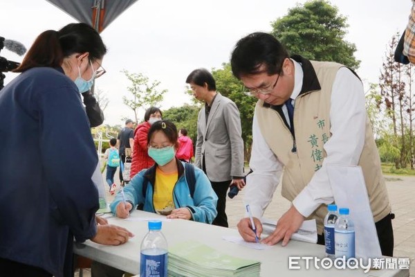 ▲台南市長黃偉哲特別前往山上花園水道博物館視察相關防疫作為，並親自簽名響應防疫實名制入場。（圖／記者林悅翻攝，下同）