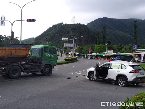 ▲▼ 台東知本砂石車撞休旅車，一家四口輕重傷送醫            。（圖／記者楊鈞典攝）