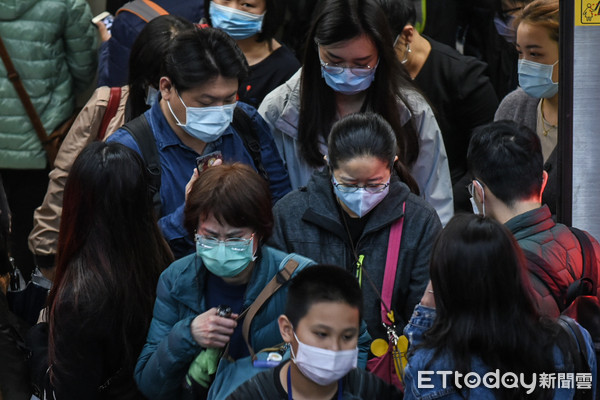 ▲新冠肺炎疫情升溫，台北捷運將強制民眾戴口罩，違者勸導開罰。（圖／記者林敬旻攝）