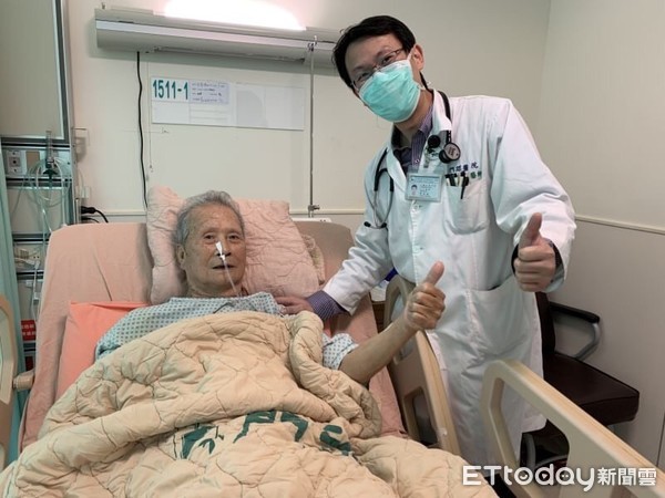 ▲▼手術過程順利且恢復狀況良好， 91歲徐爺爺緊握著醫師的手表達感謝。（圖／門諾醫院提供，下同）