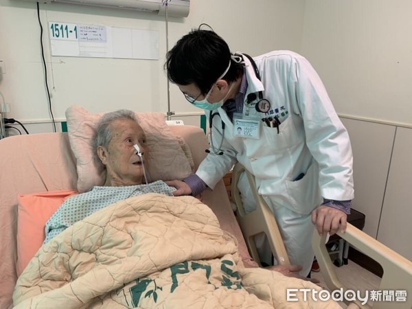 ▲▼手術過程順利且恢復狀況良好， 91歲徐爺爺緊握著醫師的手表達感謝。（圖／門諾醫院提供，下同）