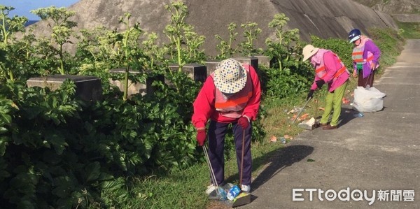 ▲台東執行兩離島環境衛生計畫，以部落及環島公路為主，進行人力清掃作業。（圖／台東縣政府提供，下同）