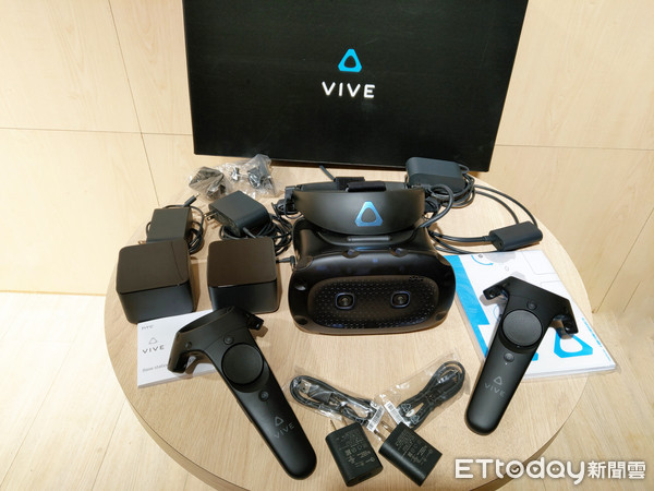 ▲HTC VIVE Cosmos Elite開箱　「可替換式面板」輕鬆拆卸。（圖／記者姚惠茹攝）