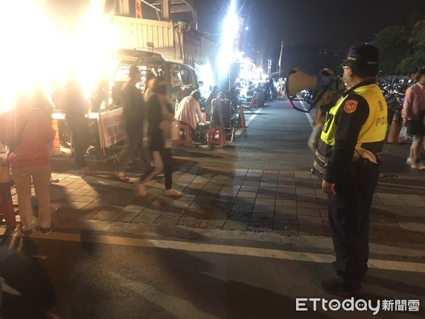 ▲台南市警一分局前往東區大東夜市，由一分局長鄭榮崑率員向民眾宣導有關「社交距離注意事項」。（圖／記者林悅翻攝，下同）