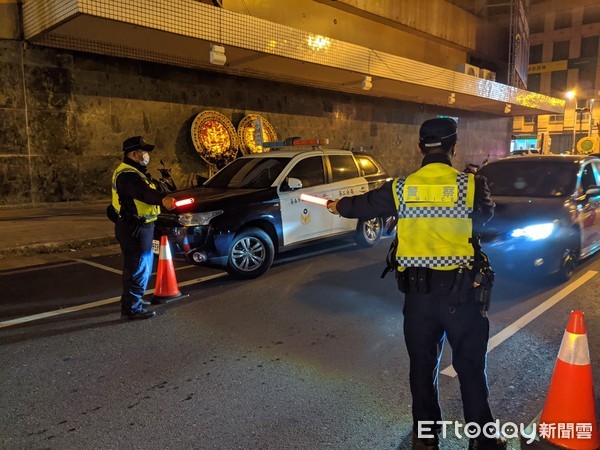 ▲台南市警二分局，夜間執行防制危駕，並針對轄區大型連鎖KTV週遭路口，展開守望勤務防疫稽查工作。（圖／記者林悅翻攝，下同）