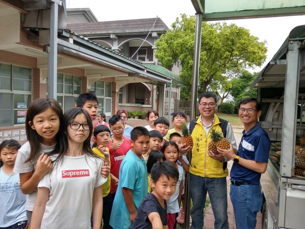 ▲大林鎮長簡志偉推廣當地農產品，親自發放鳳梨到鎮上國小。（圖／大林鎮公所提供）