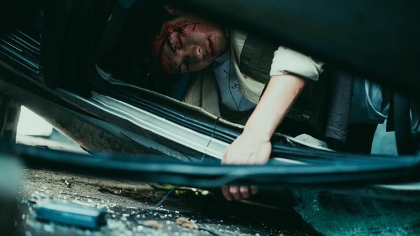 許光漢在《想見你》第7集，因車禍穿越時空。（三鳳製作與福斯傳媒提供）